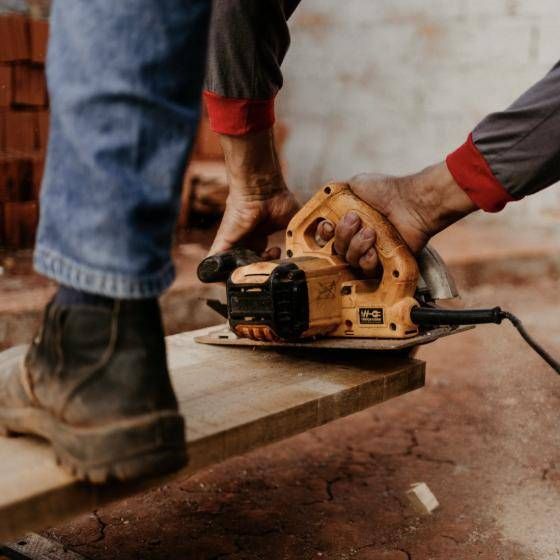 Corte de madeira com serra circular no canteiro de obras