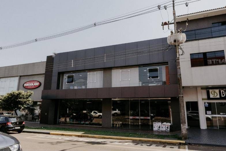 Fachada da ampliação da Móveis Bortolato com painéis escuros e vitrines