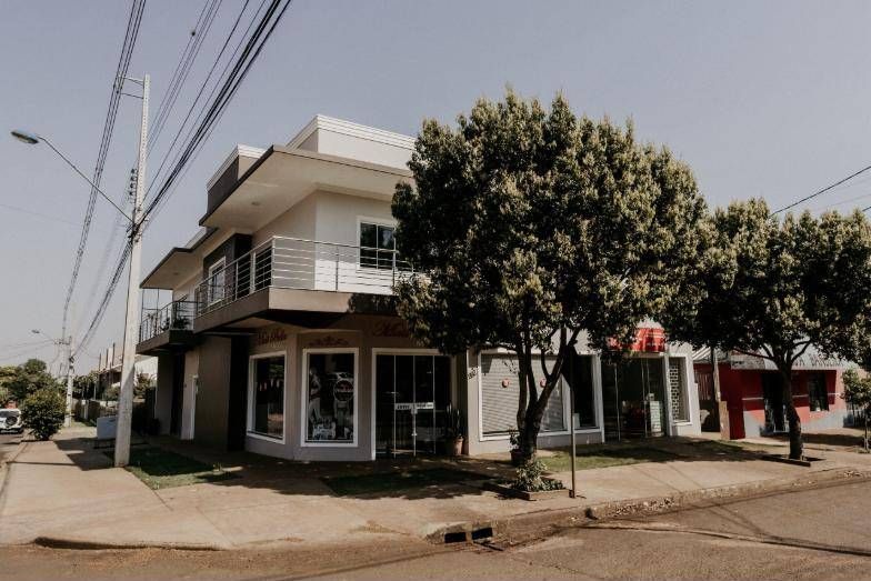 Prédio de salas comerciais e apartamento na esquina, em Cafelândia-PR
