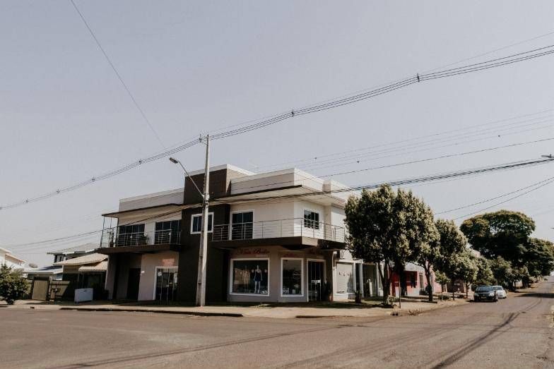 Vista da rua do prédio de salas comerciais com apartamento em cima