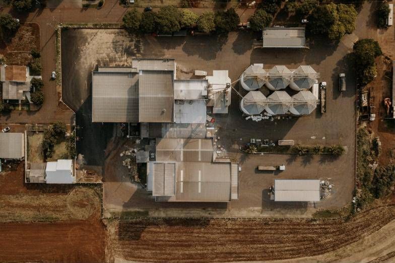Vista zenital do pátio do Moinho Consolata com silos e barracões