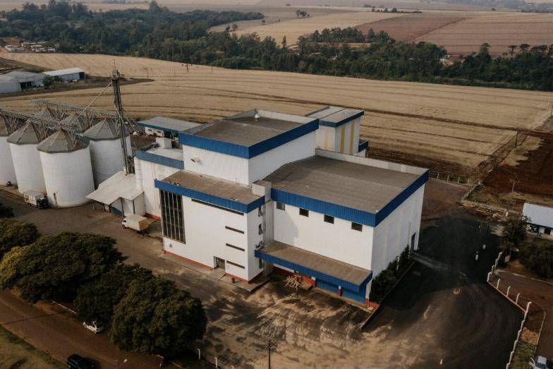 Prédio de expedição do Moinho Consolata ao lado da lavoura