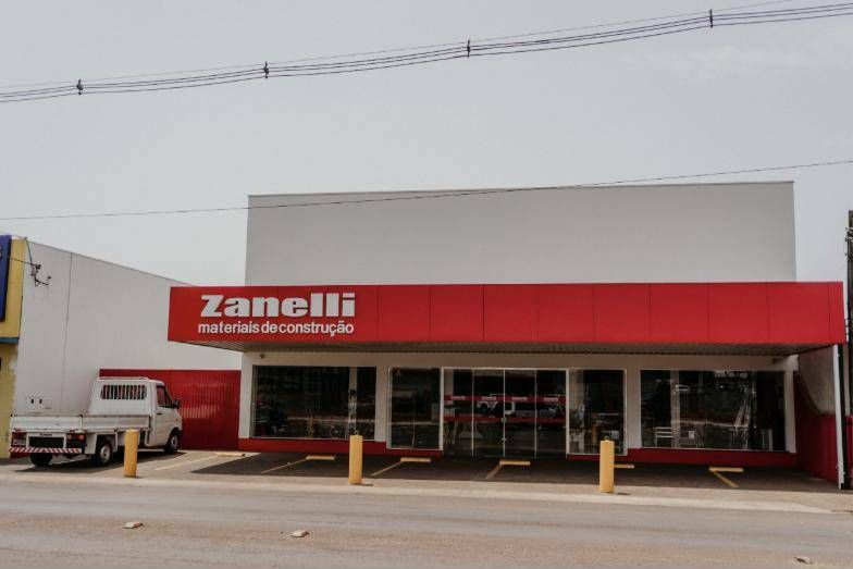 Frente da loja Zanelli com vitrines e estacionamento