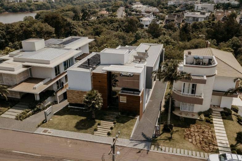 Vista aérea da Residência C.R entre as casas do condomínio, em Cascavel-PR