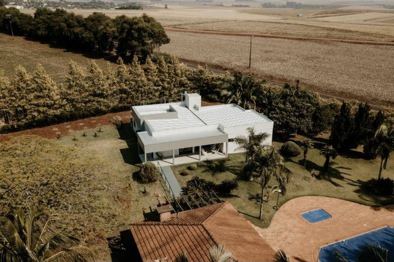 Vista aérea da Residência O.C em meio ao jardim, em Cafelândia-PR