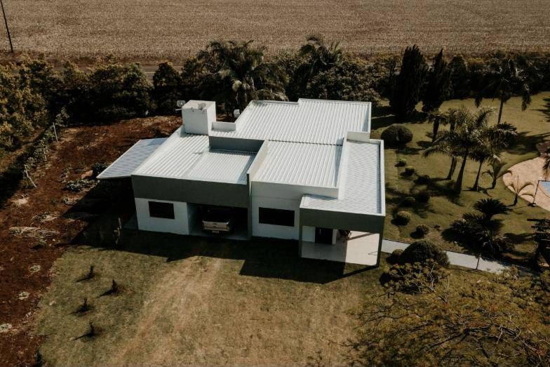Residência O.C vista de drone, com cobertura metálica e garagem