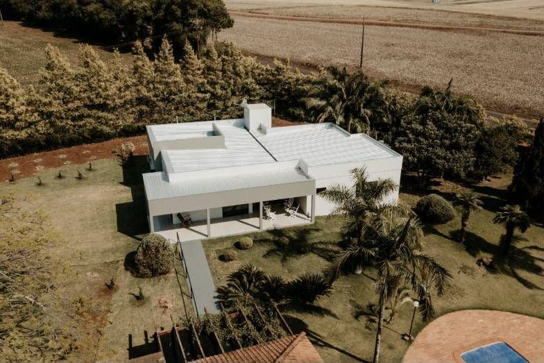 Residência O.C vista do alto com palmeiras e área da piscina