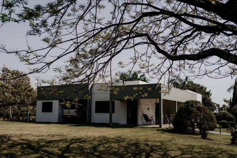 Residência O.C vista sob a copa de uma árvore