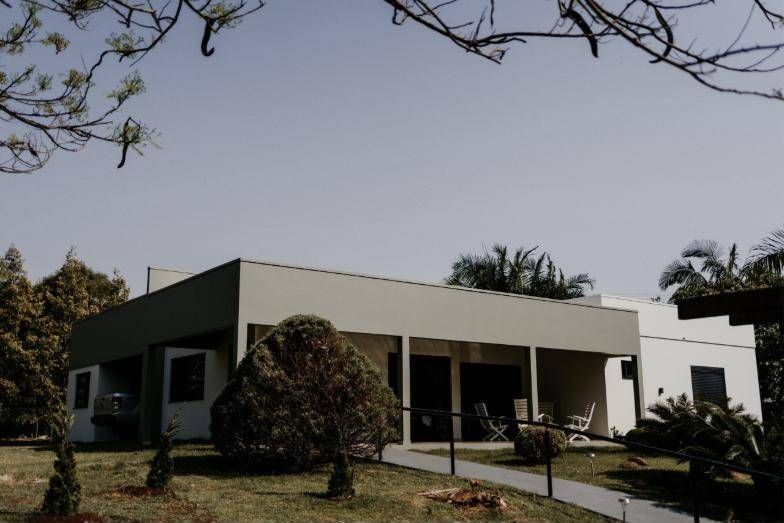 Varanda e fachada da Residência O.C