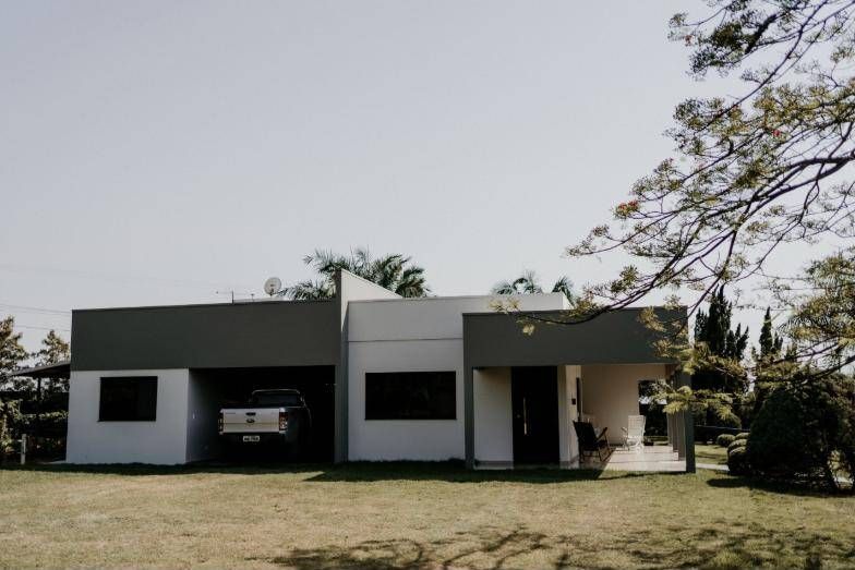 Fachada frontal da Residência O.C com garagem e varanda