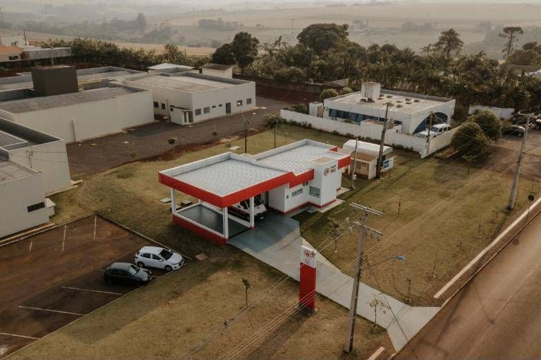Vista aérea da base do SAMU 192 em Cafelândia-PR, com garagem coberta vermelha