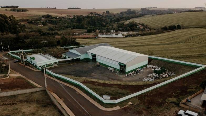 Vista aérea da unidade de recicláveis com barracão ampliado e prédio de apoio