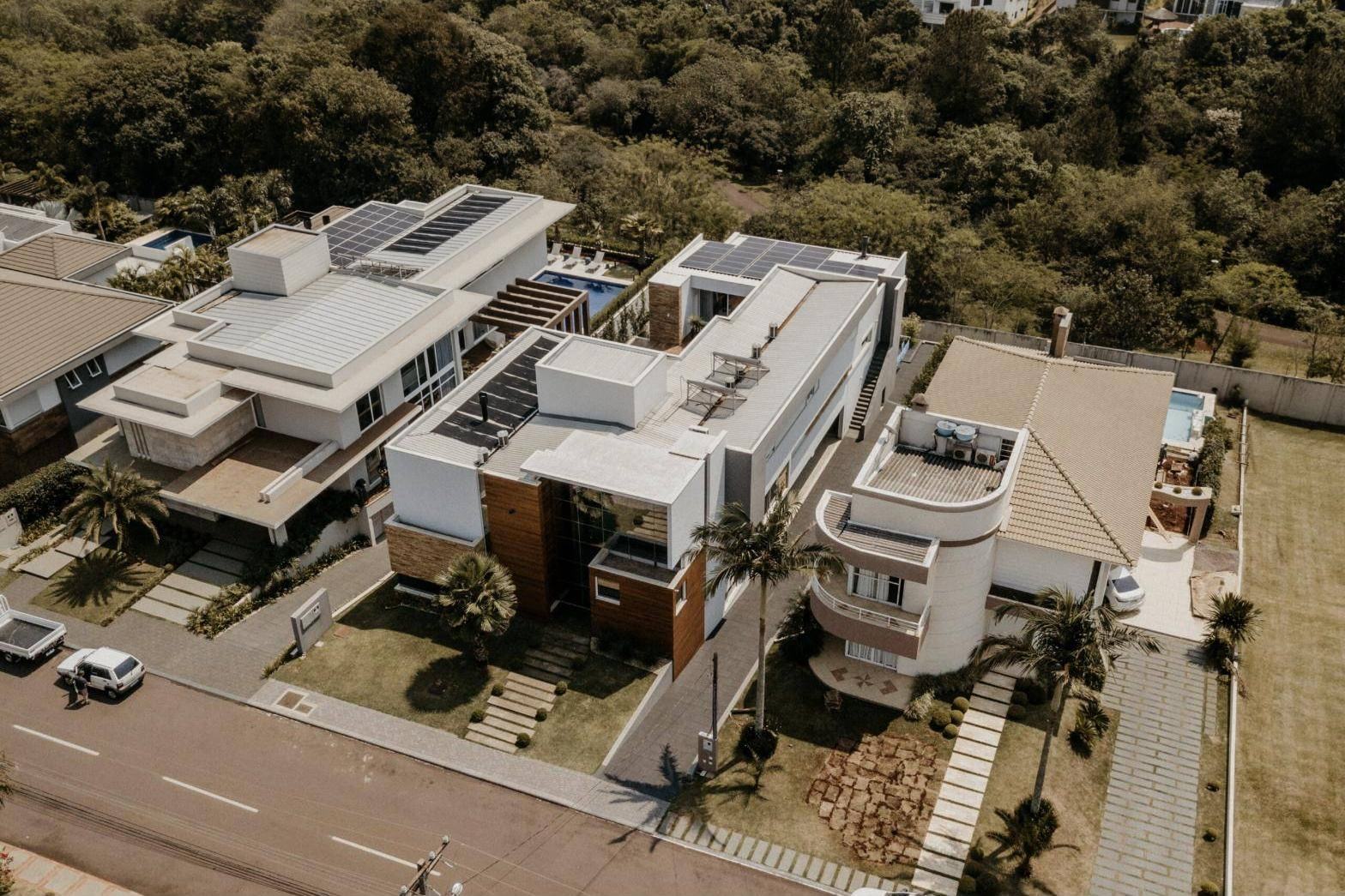 Vista aérea da Residência C.R, construída pela Medeiros em Cascavel-PR, com fachada de madeira, pedra e vidro